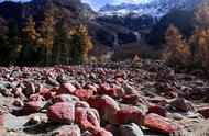 揭秘四川红色石头奇观：大自然的神秘变色