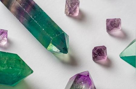 探索水晶的奥秘：澄澈透明，天然雕饰的宝石世界