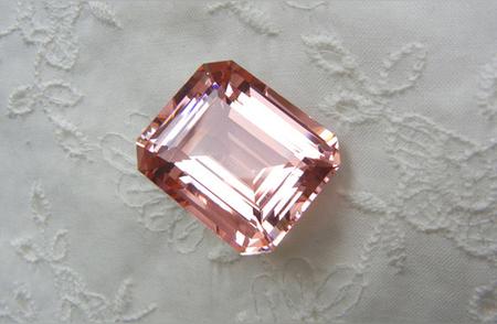 揭秘粉色宝石：摩根石的魅力与传奇