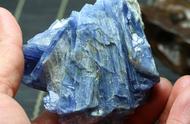 探索蓝晶石族矿物与石英的奇妙火花