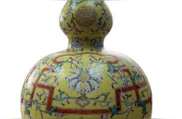 探索清乾隆长颈葫芦瓶：历史、艺术与文化价值
