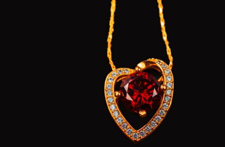 消博会珠宝展商亮点纷呈，品牌“朱雀红宝石”引领潮流