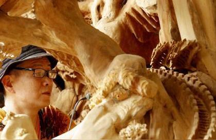 贵州工艺师的壮举：万里长城巨型木雕的创作过程
