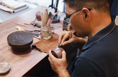 紫砂壶的魅力与价值：新电商时代的宜兴陶艺工匠群像