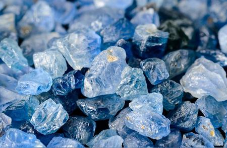 揭秘坦桑石与蓝宝石：如何精准区分？