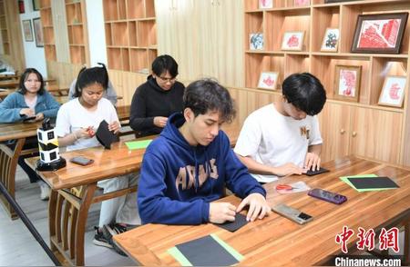 19名留学生重庆体验剪纸艺术，感受传统文化魅力