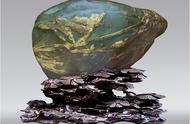 山东济南的王女士拥有一枚名为《青山》的金海石，8年后有人出价700万购买