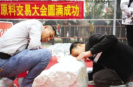 南阳玉石市场交易热潮：300吨玉石原料被争抢
