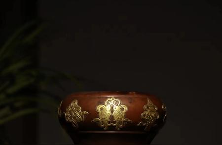 精铸铜胎：紫铜鎏金八宝纹香炉的艺术与工艺