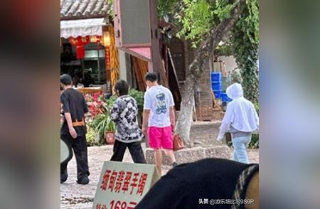 王红权星云南度假惊现廉价市场，穿万元衬衫引关注！