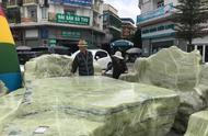 越南男子创作25吨石材桌椅，售价90万引发热议
