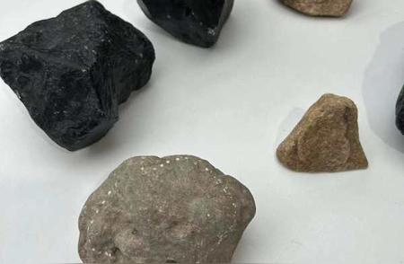 直播骗局揭秘：35人因伪装石头为玉石被捕！