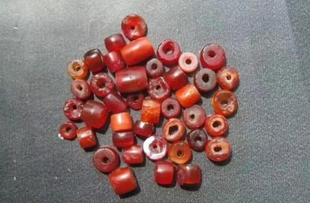 古玩界的珍品：红黄相间的玛瑙珠子