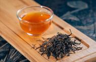 夏日饮品选择指南：红茶还是绿茶？