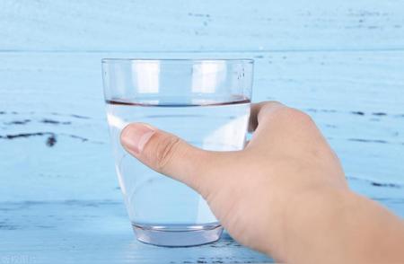 长期饮用白开水与茶，哪个更有益于身体健康？