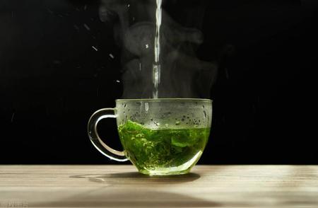 绿茶泡法大揭秘：先倒水还是先放茶叶？