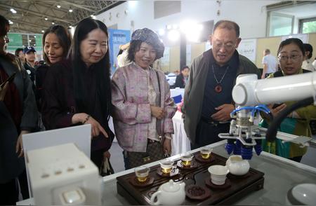 茶艺机器人在茶博会上展现行云流水般的泡茶技巧