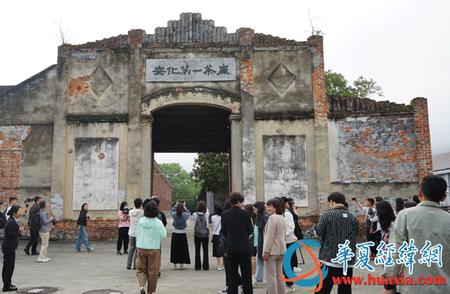 两岸媒体人亲身体验安化黑茶传统制作流程