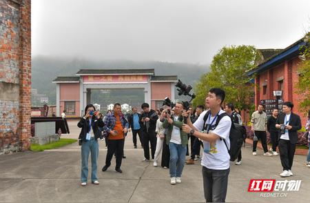 两岸媒体深入体验：从逛茶厂到亲手制作黑茶的旅程