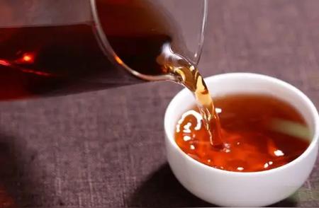 泡茶高手的秘诀：正确注水技巧让茶味更香醇