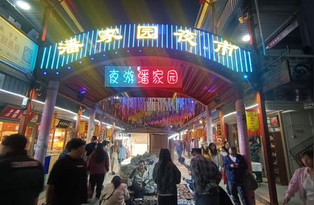 潘家园夜市新风貌：古玩成为年轻人的时尚选择