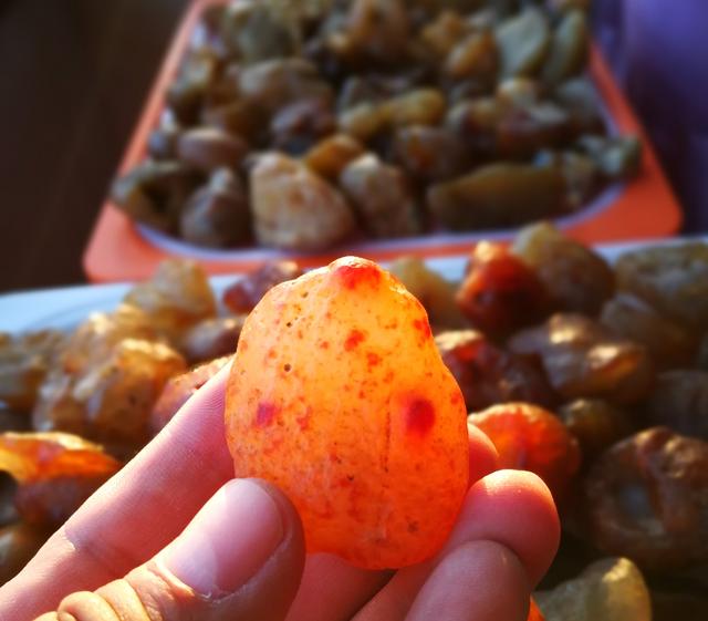 东北嫩江流域出产的玛瑙石像蜜糖，很多人靠捡玛瑙石过上幸福生活