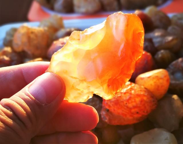 东北嫩江流域出产的玛瑙石像蜜糖，很多人靠捡玛瑙石过上幸福生活