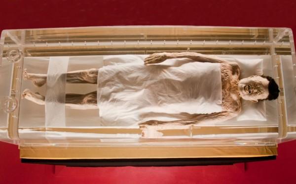 马王堆汉墓出土的文物：图5衣服仅49克，图9为不腐女尸复原容貌